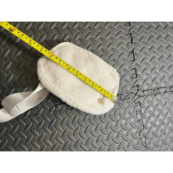 Lululemon Everywhere Belt Bag 1L Fleece White Gold Fanny Pack Ivory Soft - Picture 7 of 8